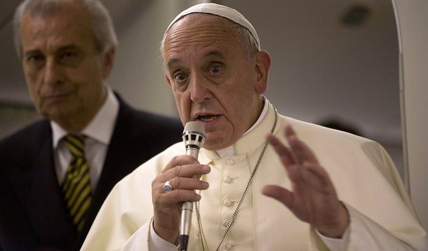 El Papa Francisco habla con periodistas a bordo del aviÃ³n papal que lo llevÃ³ de regreso al Vaticano desde JerusalÃ©n. 26 de mayo, 2014. El Papa Francisco dijo el lunes que eventualmente estÃ¡ abierto a retirarse al igual que su predecesor, Benedicto XVI