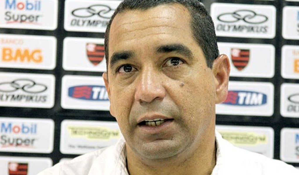 Zinho garante que Adriano será advertido