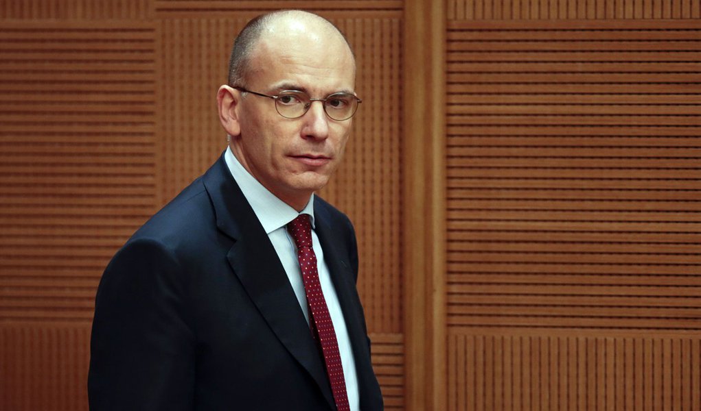 Italian Prime Minister Enrico Letta looks on as he arrives to hold a year end news conference in Rome December 23, 2013. REUTERS/Tony Gentile (ITALY - Tags: POLITICS BUSINESS EMPLOYMENT)