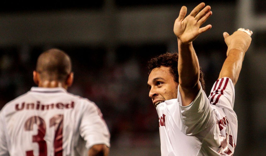 Fluminense assume ponta do Brasileirão ao bater Santos: 3 a 1