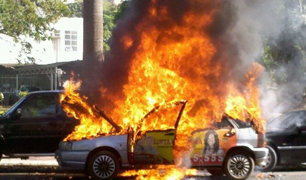 Carros pegam fogo em frente à Assembleia de Goiás