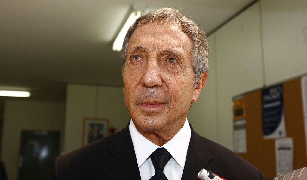 ABILIO32  BSB DF -  MICHEL KLEIN/ABILIO DINIZ - ECONOMIA - O presidente do conselho de administração do Pão de Açúcar, Abílio Diniz,   concede entrevista a imprensa após reunião com  presidente do Conselho Administrativo de Defesa Econômica (Cade), Arthur