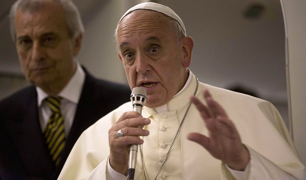 El Papa Francisco habla con periodistas a bordo del aviÃ³n papal que lo llevÃ³ de regreso al Vaticano desde JerusalÃ©n. 26 de mayo, 2014. El Papa Francisco dijo el lunes que eventualmente estÃ¡ abierto a retirarse al igual que su predecesor, Benedicto XVI