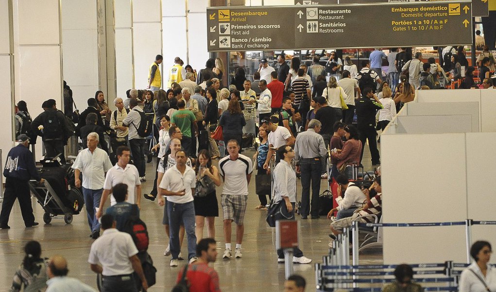 Brasília – O Aeroporto Internacional Juscelino Kubitschek, em está fechado desde as 6h45  em razão da forte neblina que cobre parte da capital federal.
A orientação da Infraero é que os passageiros procurem as companhias aéreas para maiores informações s