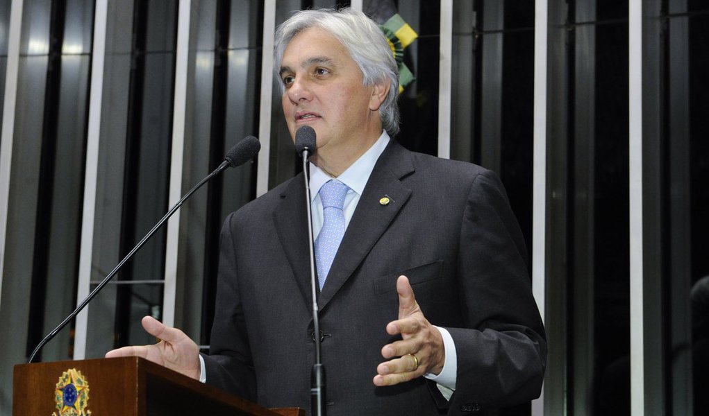 Senador Delcídio do Amaral (PT-MS) rebate acusações de que projeto de lei de sua autoria (PLS 354/2009), conhecido como Cidadania Fiscal, favoreceria a lavagem de dinheiro