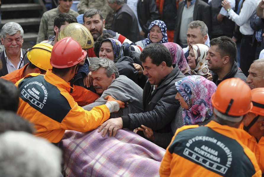 Turcos se emocionam enquanto agentes do resgate retiram um mineiro ferido após a explosão em uma mina, em Soma, na Turquia, nesta quarta-feira. 14/05/2014 REUTERS/Gokhan Gungor/Depo Photos