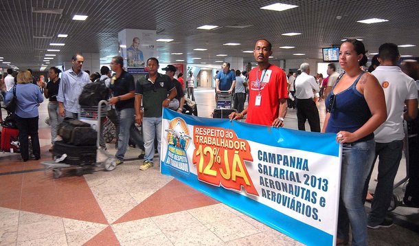 SALVADOR,BA,17.12.2013:AEROPORTO INTERNACIONAL SALVADOR/PROTESTO - Aeroviários protestam no Aeroporto Internacional Deputado Luís Eduardo Magalhães, em Salvador, BA, na manhã desta quarta-feira (18). Eles reivindicam melhores condições de trabalho. (Foto: