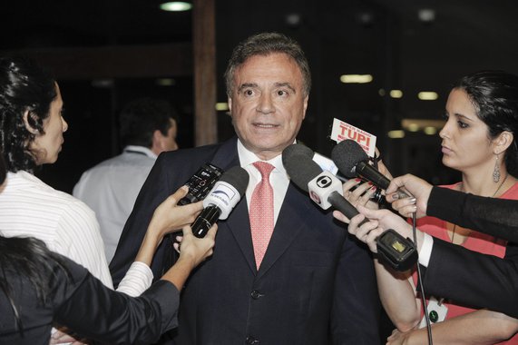 Senador Alvaro Dias (PSDB-PR) concede entrevista após se reunir com líderes partidários para tentar contornar as discordâncias no texto do projeto do Plano Nacional de Educação (PNE), relatado por ele
