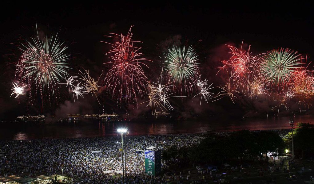 RIO DE JANEIRO,RJ,31.12.2013:RÉVEILLON 2014/COPACABANA/QUEIMA DE FOGOS - Queima de fogos de artifícios da Festa de Réveillon 2014 na Praia de Copacabana, no Rio de Janeiro (RJ), na madrugada desta quarta-feira (01). (Foto: Gustavo Oliveira/Futura Press/Fo