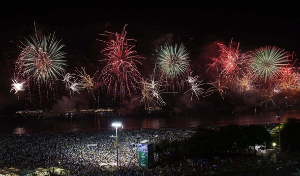 RIO DE JANEIRO,RJ,31.12.2013:RÉVEILLON 2014/COPACABANA/QUEIMA DE FOGOS - Queima de fogos de artifícios da Festa de Réveillon 2014 na Praia de Copacabana, no Rio de Janeiro (RJ), na madrugada desta quarta-feira (01). (Foto: Gustavo Oliveira/Futura Press/Fo