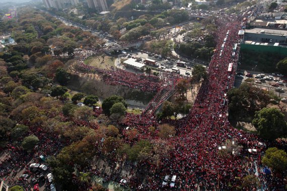 epa03612981 A handout picture provided by the Presidency of Venezuela shows thousands of people taking part in the funeral parade in tribute to late Venezuelan President Hugo Chavez in Caracas, Venezuela, 06 March 2013. Chavez died on 05 March of complica