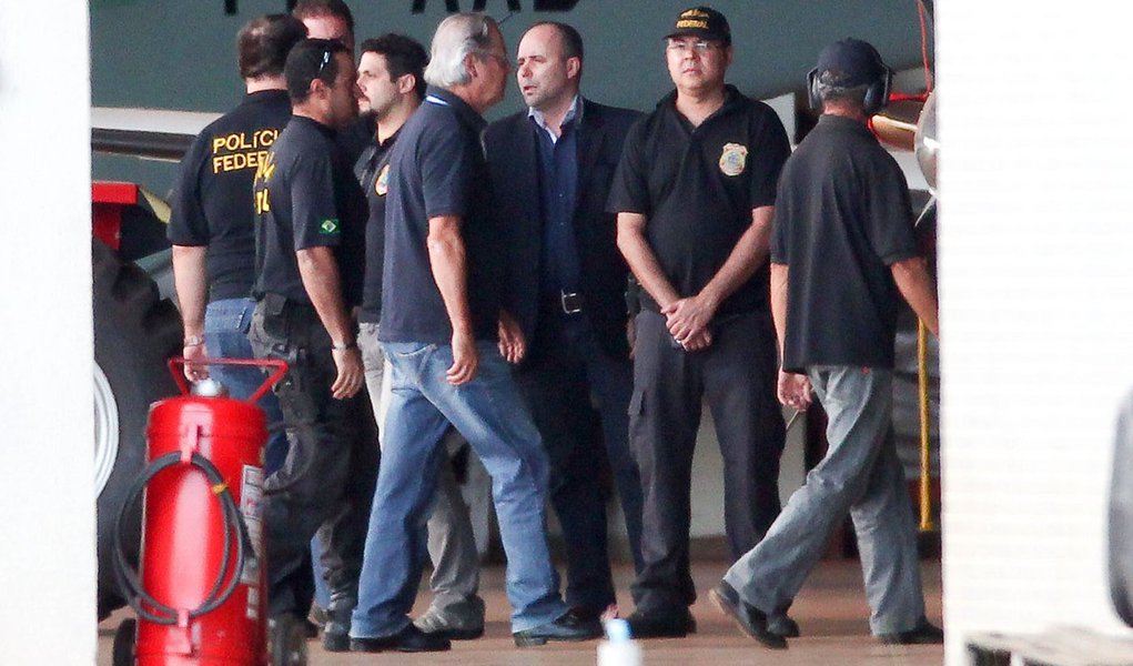 BRASÍLIA, DF, 16.11.2013: DESEMBARQUE/CONDENADOS/MENSALÃO/DF - Condenados do mensalão, José Genoino, José Dirceu e mineiros, desembarcam no hangar da PF em Brasilia. (Foto: Pedro Ladeira/Folhapress)