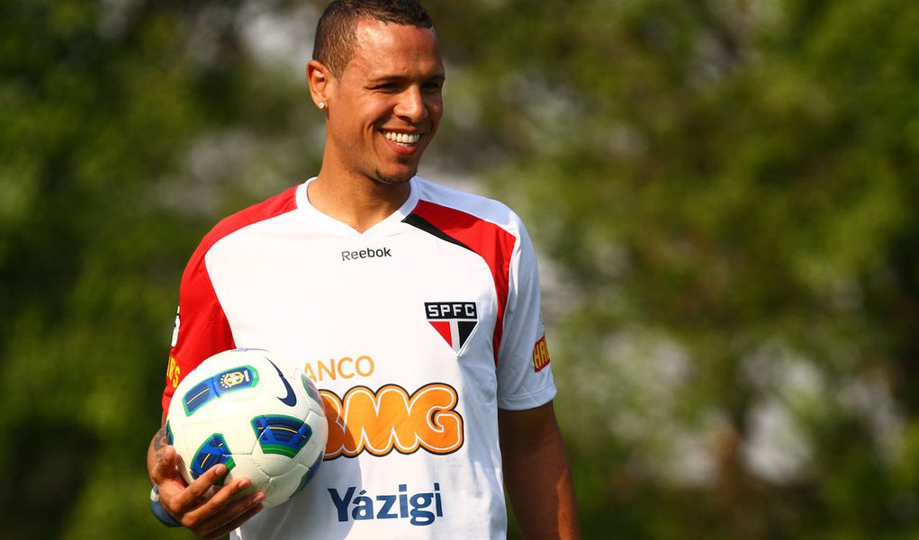 Luis Fabiano volta à seleção para amistosos com Argentina