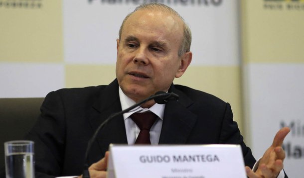 Brazil's Finance Minister Guido Mantega gives a news conference in Brasilia, July 22, 2013. Mantega and Planning Minister Miriam Belchior announced a budget cut of close to $5 billion in public spending for the rest of 2013. REUTERS/Fabio Rodrigues-Pozzeb