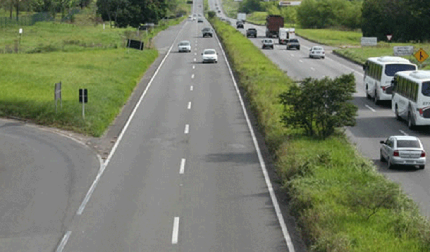 Caminhão de areia tomba e causa acidente com 13 veículos