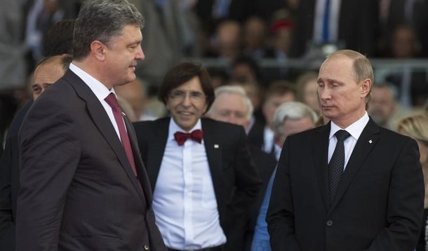 O presidente russo, Vladimir Putin, e o presidente ucraniano, Petro Poroshenko,  se encontram pela primeira vez nesta sexta-feira durante homenagem ao dia D, em Ouistreham, França. 06/06/2014 REUTERS/Alexander Zemlianichenko/Pool
