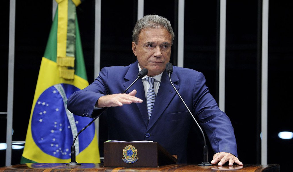 Senador Álvaro Dias (PSDB-PR) considera inevitável a criação de uma comissão parlamentar de inquérito para investigar a compra de uma refinaria nos Estados Unidos que deu prejuízo de mais de R$ 1 bilhão à Petrobrás