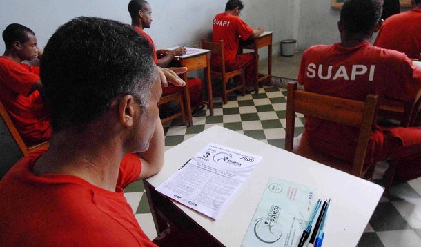 SEDS: Provas do ENEM. Aplicação aos Presos da Penitenciária José Maria Alkimin.
Local:  Penitenciária José Maria Alkimin.Cidade de Ribeirão das Neves.
Foto:   Carlos Alberto/Secom-MG
Data: 05-01-2010
 