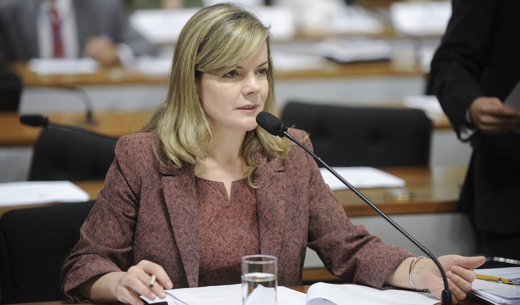 Senadora Gleisi Hoffmann (PT-PR) durante debate sobre o relatório que acatou a abertura de uma CPI da Petrobras ampla