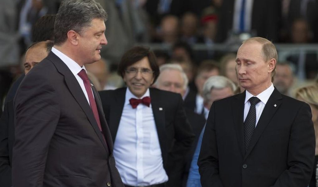 O presidente russo, Vladimir Putin, e o presidente ucraniano, Petro Poroshenko,  se encontram pela primeira vez nesta sexta-feira durante homenagem ao dia D, em Ouistreham, França. 06/06/2014 REUTERS/Alexander Zemlianichenko/Pool