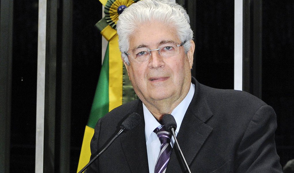 Senador Roberto Requião (PMDB-PR) anuncia que vai se apresentar à convenção nacional do PMDB como candidato do partido à Presidência da República