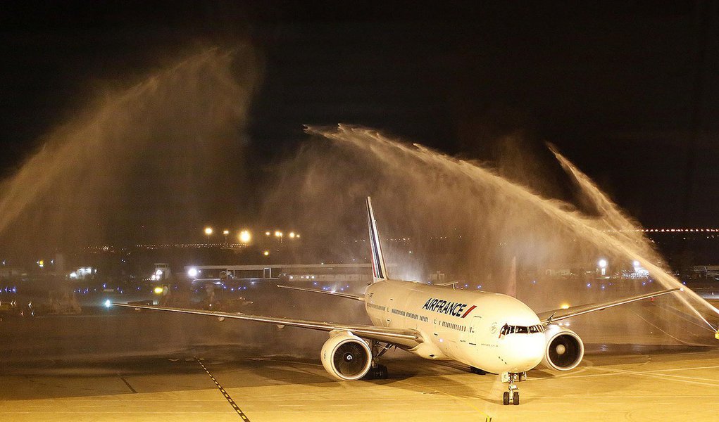 Brasilia 31/03/2014 Governandor Agnelo Queiroz, e a primeira dama Ilza Queiroz durante  chgada do 1º voo Pris /Brasilia
Local Aeroporto de Brasilia.
Foto: Dênio simões/ GDF
