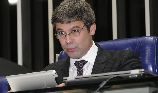 Senador Lindbergh Farias (PT-RJ) conduz sessÃ£o do Congresso, no PlenÃ¡rio do Senado, em homenagem ao ex-reitor da Universidade Federal do Rio de Janeiro (UFRJ), AloÃ­sio Teixeira, por sua trajetÃ³ria de vida e pela luta para o aperfeiÃ§oamento da educaÃ§