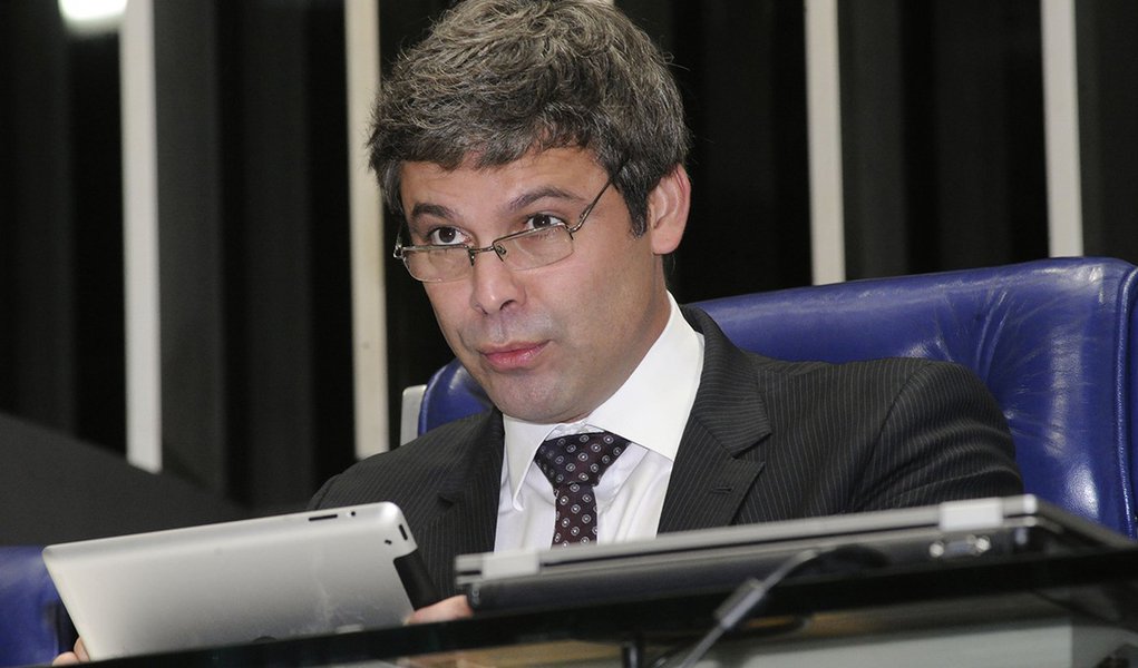 Senador Lindbergh Farias (PT-RJ) conduz sessÃ£o do Congresso, no PlenÃ¡rio do Senado, em homenagem ao ex-reitor da Universidade Federal do Rio de Janeiro (UFRJ), AloÃ­sio Teixeira, por sua trajetÃ³ria de vida e pela luta para o aperfeiÃ§oamento da educaÃ§