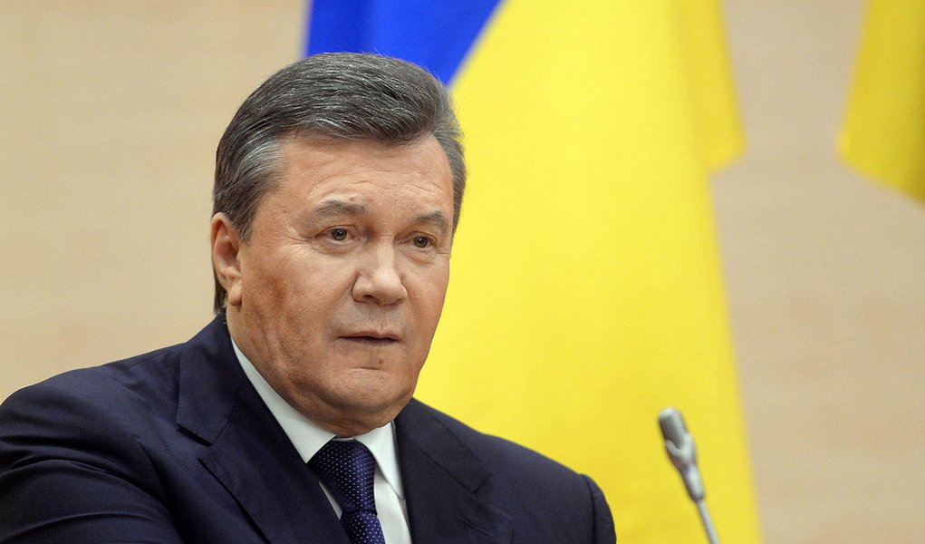 (140228) -- ROSTOV-ON-DON, febrero 28, 2014 (Xinhua) -- El destituido presidente de Ucrania, Viktor Yanukovych, participa durante una conferencia de prensa en Rostov-on-Don, Rusia, el 28 de febrero de 2014. Yanukovych dijo el viernes que no solicitará a R