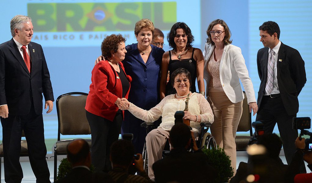 Brasília - A presidenta Dilma Rousseff participa da cerimônia de entrega do Prêmio Direitos Humanos 2013, durante o Fórum Mundial de Direitos Humanos.  Na foto, Maria de Penha Maia Fernandes, que inspirou a Lei Maria da Penha que combate a violência domés