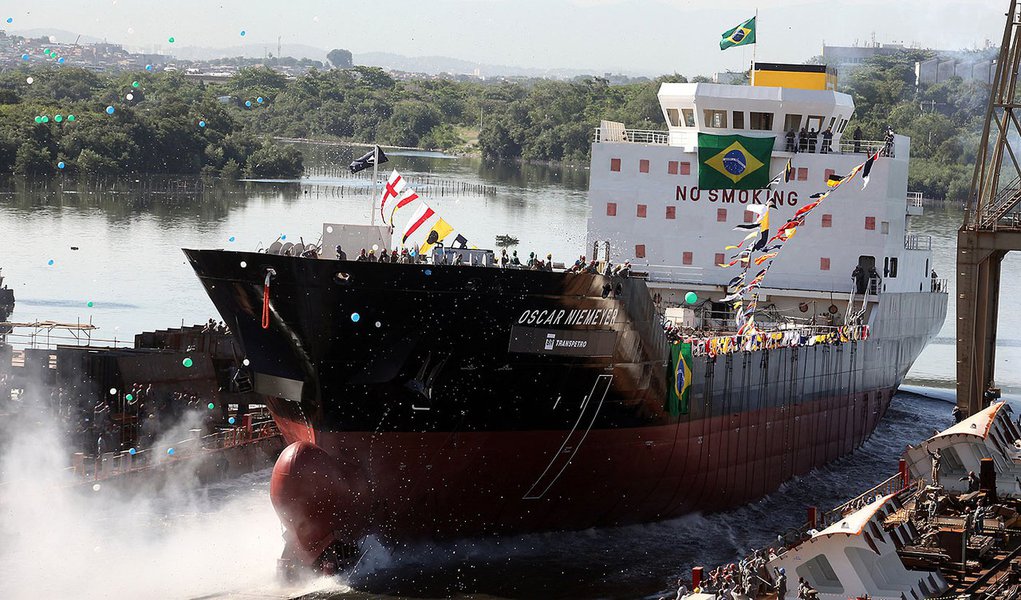 A Tranpetro lançou ao mar nesta quarta-feira, 04, o gaseiro Oscar Niemeyer