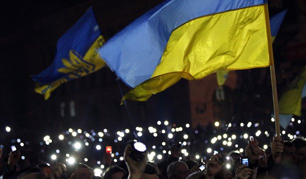 Anti-government protesters light torches and mobile devices during a rally in central Independence Square in Kiev February 21, 2014. Ukraine's opposition leaders signed an EU-mediated peace deal with President Viktor Yanukovich on Friday, aiming to resolv