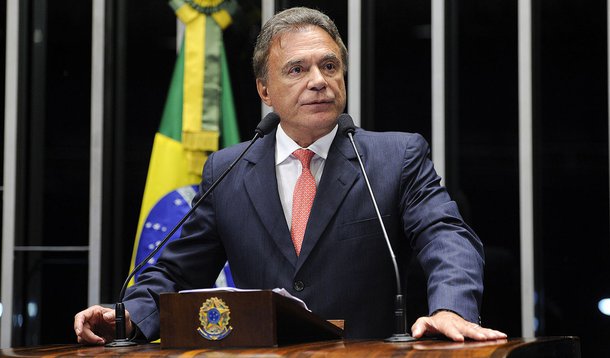 Senador Alvaro Dias (PSDB-PR) afirma que o governo está mais preocupado com o calendário político e, por isso, adota medidas populistas, como a manutenção artificial das tarifas de energia elétrica e o preço da gasolina e do diesel