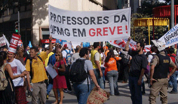 Professores da UFMG decidem manter greve