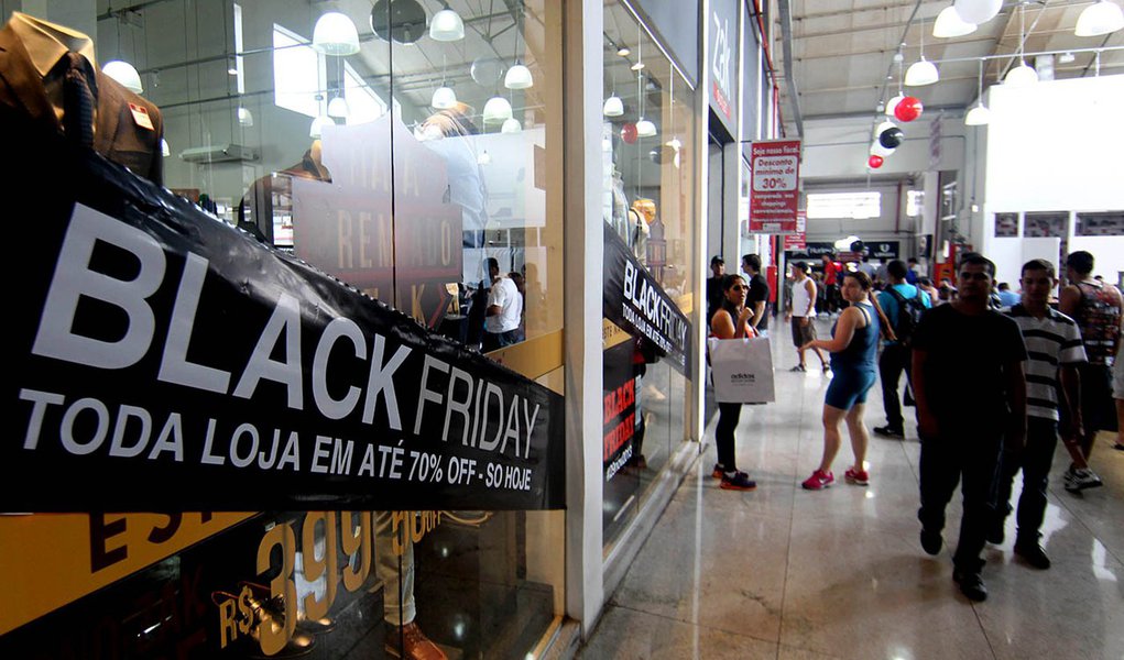 CONTAGEM, MG - 29.11.2013: BLACK FRIDAY/MG - Clientes vão às compras em lojas do Sómarcas Outlet, em Contagem MG. Com centenas de sites e lojas participantes, a Black Friday chega a sua quarta edição no Brasil. (Foto: Alex de Jesus/O Tempo/Folhapress)