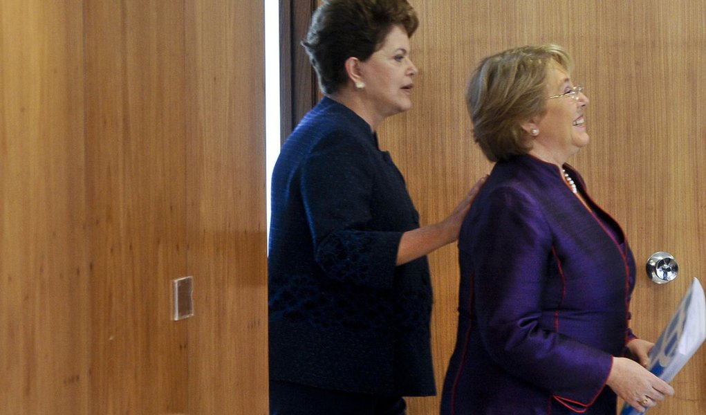 Dilma recebe a diretora-executiva da ONU Mulheres, Michelle Bachelet, às 10h, no Palácio do Planalto. Na ocasião, ela vai entregar oficialmente à presidenta a versão em português do relatório Um piso de proteção social para uma globalização equitativa e i