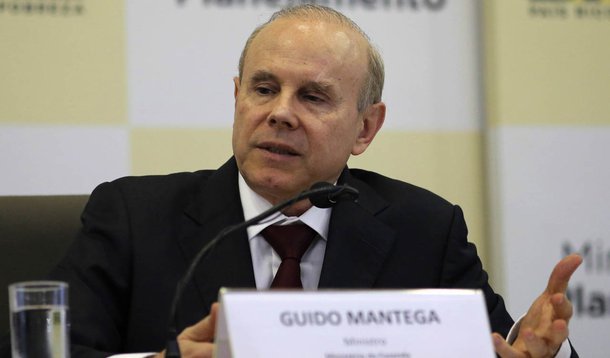 Brazil's Finance Minister Guido Mantega gives a news conference in Brasilia, July 22, 2013. Mantega and Planning Minister Miriam Belchior announced a budget cut of close to $5 billion in public spending for the rest of 2013. REUTERS/Fabio Rodrigues-Pozzeb