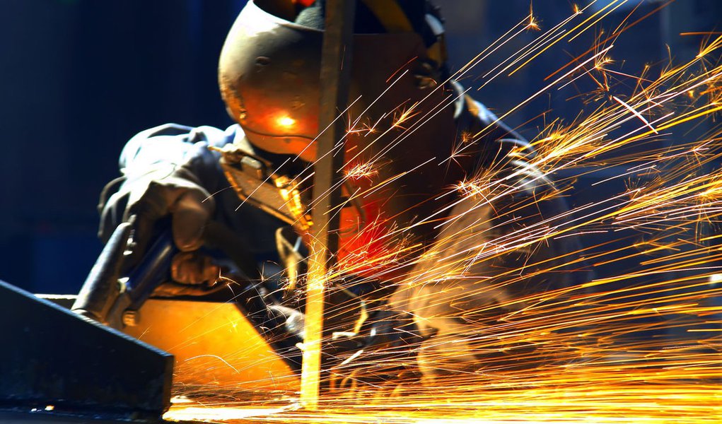 Analistas reduzem projeção do PIB e aumentam da inflação