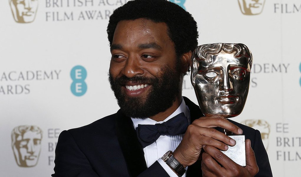 Actor Chiwetel Ejiofor celebrates after winning Best Actor for "12 Years a Slave" at the British Academy of Film and Arts (BAFTA) awards ceremony at the Royal Opera House in London February 16, 2014.        REUTERS/Suzanne Plunkett (BRITAIN - Tags: ENTERT