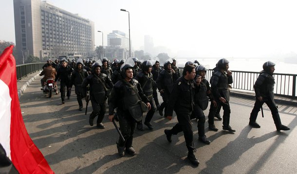 Riot police are seen on October bridge during clashes with anti-government protesters and members of the Muslim Brotherhood, near Tahrir Square in downtown Cairo, on the third anniversary of Egypt's uprising, January 25, 2014. Twenty-nine people were kill