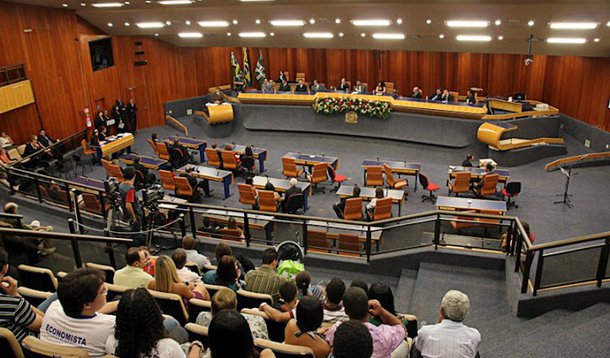 Na surdina, vereadores aumentam seus salários em 35%