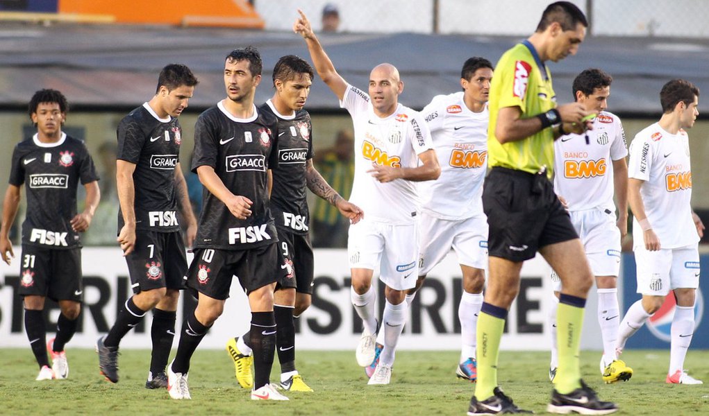 Santos vence o Corinthians com gol polêmico e de virada