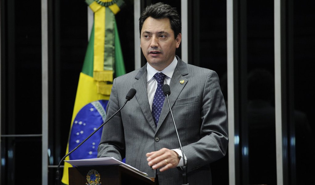 Senador Sérgio Souza (PMDB-PR) comunica que comissão especial de juristas entregou ao Senado o anteprojeto de reforma da Lei de Execução Penal (Lei 7210/1984)