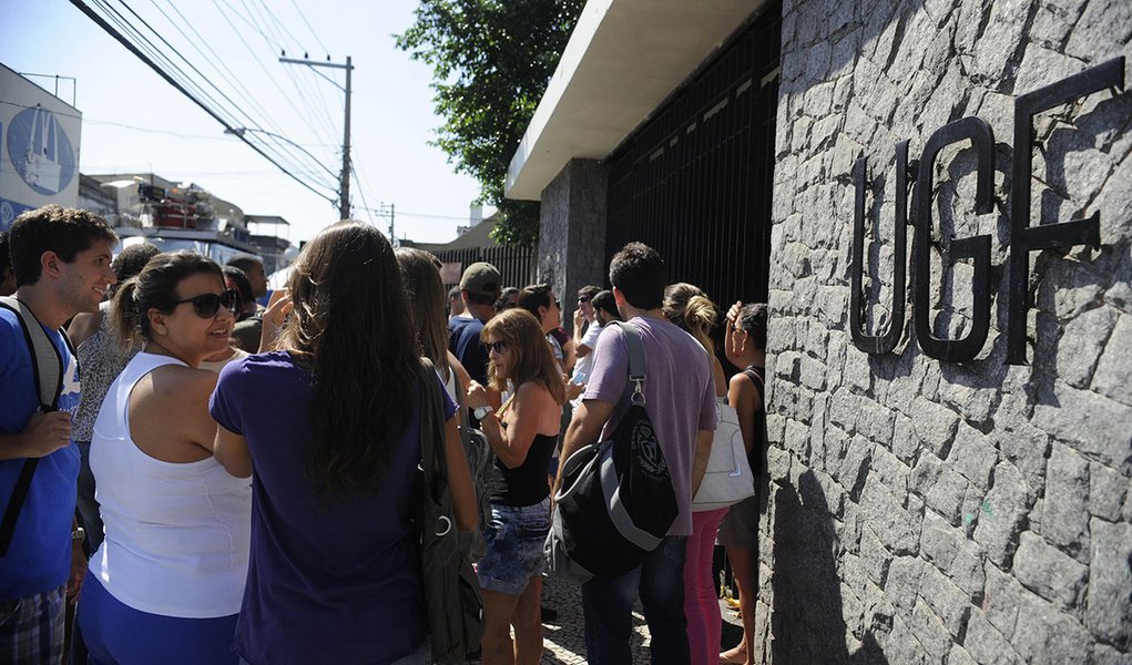 Rio de Janeiro - Alunos e pais de alunos se reúnem em frente a sede da UGF (Universidade Gama Filho), na Piedade, zona norte da cidade, após a decisão do MEC de descredenciar a Universidade Gama Filho e a UniverCidade. Uma parte dos alunos embarcaram em u