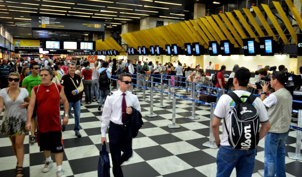 SP - MOVIMENTO/AEROPORTO - GERAL - Movimento no Aeroporto de Congonhas, na zona sul de S„o Paulo, nesta quinta-feira (15). Aerovi·rios e dos aeroportu·rios  prometem paralisar as atividades no dia 22 de dezembro em   todos os aeroportos brasileiros caso a
