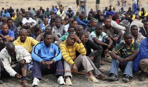 Mineiros da África do Sul retornam ao trabalho