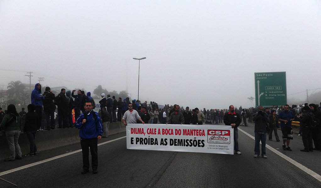 Operários param GM e Dutra contra 2 mil cortes