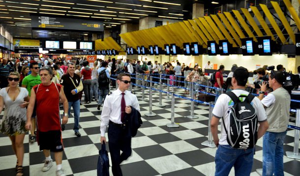 SP - MOVIMENTO/AEROPORTO - GERAL - Movimento no Aeroporto de Congonhas, na zona sul de S„o Paulo, nesta quinta-feira (15). Aerovi·rios e dos aeroportu·rios  prometem paralisar as atividades no dia 22 de dezembro em   todos os aeroportos brasileiros caso a