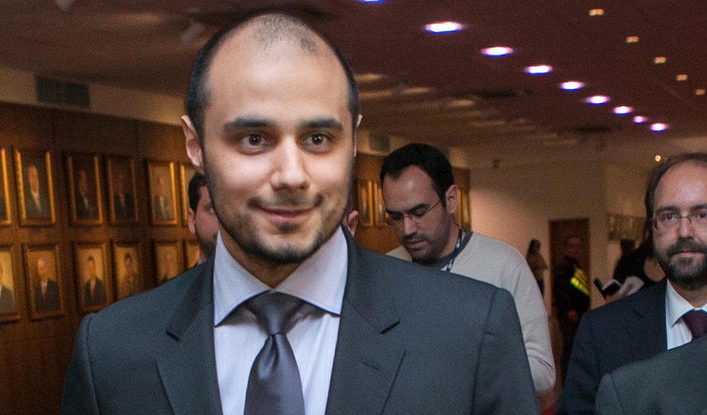 Príncipe saudita Khaled bin Alwaleed visita Florianópolis e participa de reunião sobre investimentos com o governador do estado de Santa Catarina, Raimundo Colombo, e com o prefeito de Florianópolis, César Souza Junior. Cumprindo agenda, também participa 