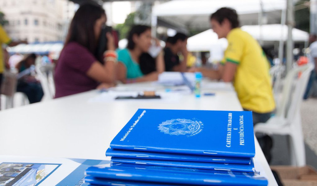 RIO DE JANEIRO, RJ, 18.10.2013: FEIRÃO/EMPREGO/RJ - Associação Brasileira de Recursos Humanos do Rio de Janeiro (ABRH) realiza feirão de emprego no Largo da Carioca. Eles fazem carteira de trabalho e encaminham candidatos para postos de trabalho. (Foto: E
